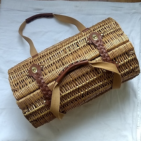 VERONA WINE & CHEESE PICNIC BASKET - Picture 2 of 5